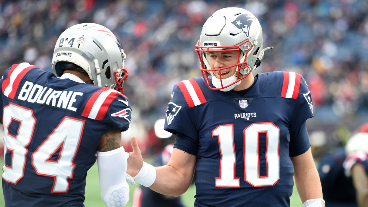 Patriots QB Mac Jones (10), WR Kendrick Bourne (84)